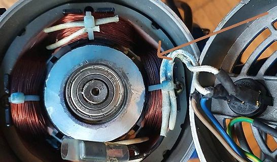 Innenansicht eines Elektromotors mit Wicklungen und Lager