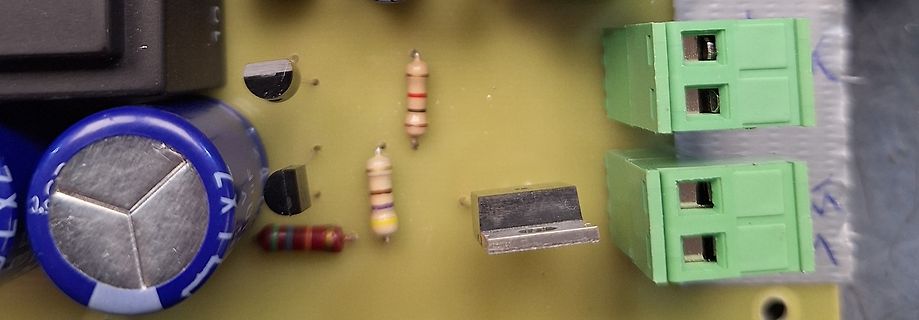 Nahaufnahme einer Leiterplatte mit elektronischen Bauteilen
