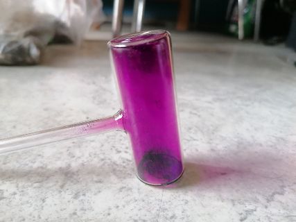 Glasgefäß mit violetter Flüssigkeit