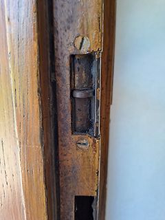 Nahaufnahme eines Türschlosses in Holz