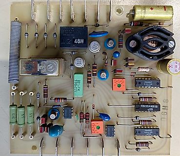 Foto einer bestückten Leiterplatte mit elektronischen Bauteilen