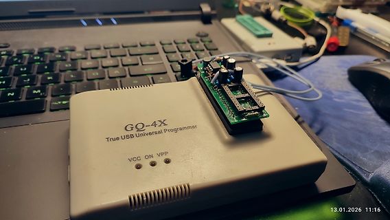 GQ-4X USB Universal Programmer mit aufgesetztem Adapter