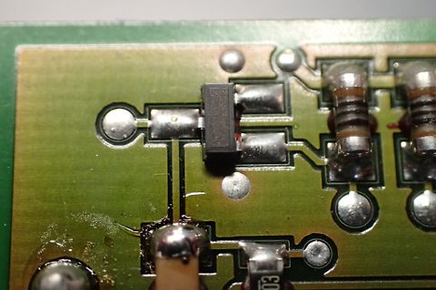 Nahaufnahme einer Leiterplatte mit elektronischen Bauteilen