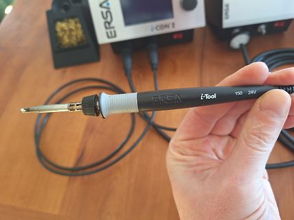 Hand hält Ersa i-Tool Lötkolben
