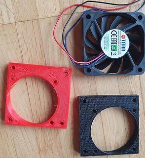 Lüfter und zwei 3D-gedruckte Halterungen