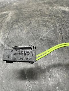 Elektrischer Steckverbinder mit Kabeln