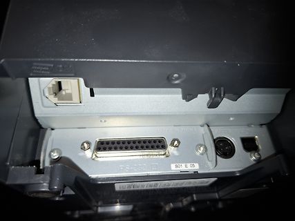Rückansicht eines Geräts mit RS-232 und Netzwerkanschluss