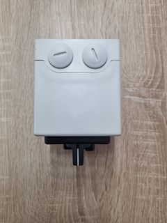 Weißer Schalter mit zwei Drehknöpfen