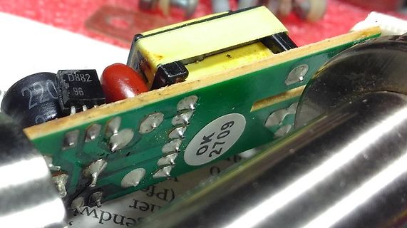 Nahaufnahme einer Leiterplatte mit elektronischen Bauteilen
