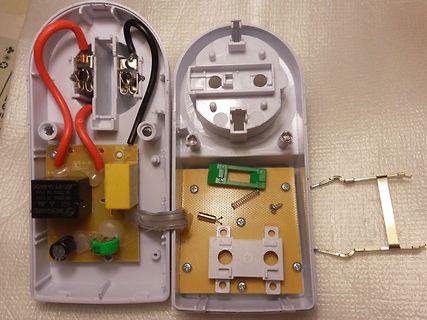 Zerlegtes elektronisches Gerät mit Leiterplatte und Gehäuse