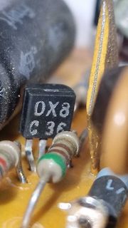 Nahaufnahme elektronischer Bauteile auf Leiterplatte