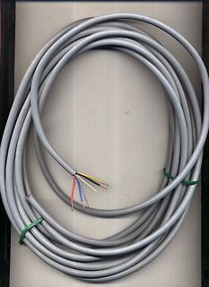 Aufgewickeltes graues Kabel mit farbigen Adern