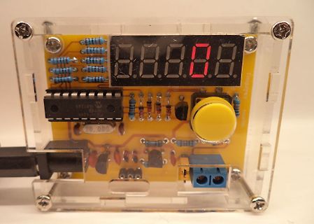 Selbstbau-Frequenzzähler in Acrylgehäuse mit 7-Segment-Anzeige