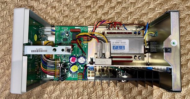 Innenansicht eines Netzteils mit Leiterplatten und Transformator