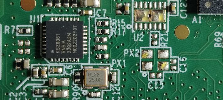 Detailaufnahme einer Leiterplatte mit IC und SMD-Bauteilen