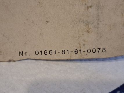 Aufdruck einer Nummer auf einer Oberfläche