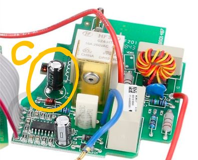 Leiterplatte eines Schaltnetzteils mit markiertem Elektrolytkondensator