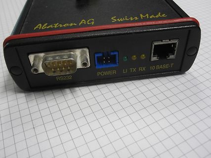 Rückseite eines Abatron AG Geräts mit Anschlüssen