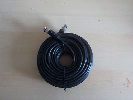 Aufgewickeltes Koaxialkabel mit BNC-Steckern