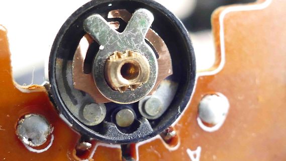 Nahaufnahme eines Potentiometers auf einer Leiterplatte