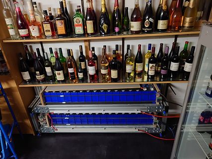 Alkoholflaschen auf Regal über Batterieaufbau