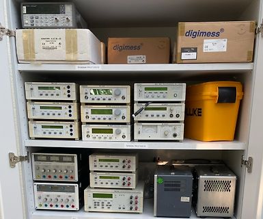 Elektronik-Messgeräte und Netzteile in einem Schrank
