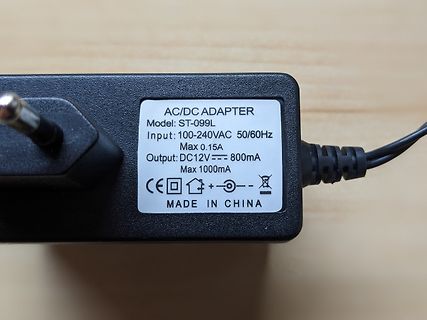 Aufkleber eines AC/DC-Adapters