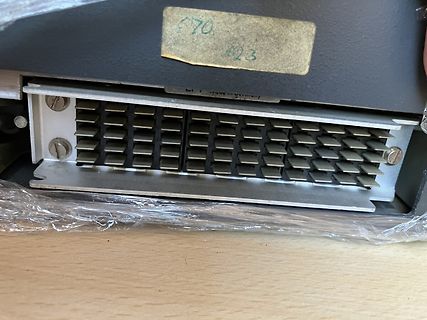 Großer Steckverbinder an einem Gehäuse