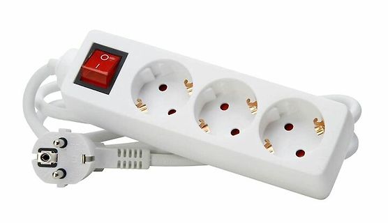 Weißes Mehrfachsteckdose mit Schalter und Stecker