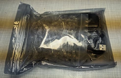 Bauteile in einem Plastikbeutel
