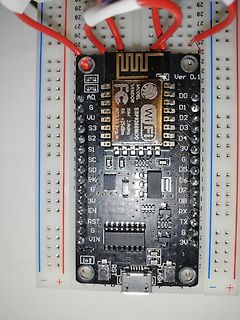 ESP8266 NodeMCU auf Breadboard mit roten Kabeln