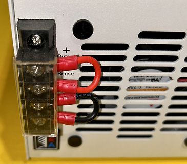 Anschlussklemmen eines Netzteils mit Kabeln