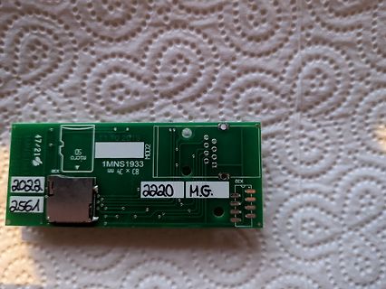 Grüne Leiterplatte mit Beschriftungen und USB-Anschluss