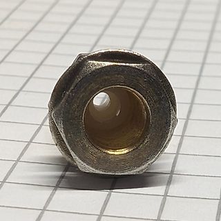 Metallmutter auf Millimeterpapier