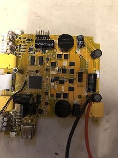 Bestückte gelbe Leiterplatte mit elektronischen Bauteilen
