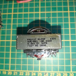Elektronisches Bauteil mit Typenbezeichnung auf Schneidematte