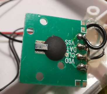 Nahaufnahme einer grünen Leiterplatte mit Sensor und Kabeln