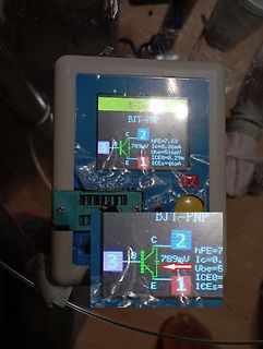 Transistor Tester mit Messwerten eines PNP-Bipolartransistors