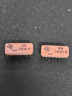 Zwei integrierte Schaltkreise SN 7400 P