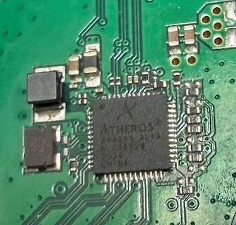 Nahaufnahme eines Atheros Chips auf einer Leiterplatte