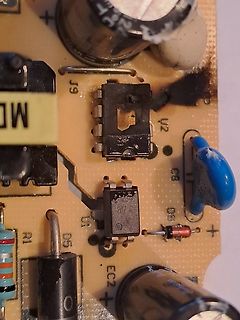 Beschädigte Leiterplatte mit Brandspuren an ICs