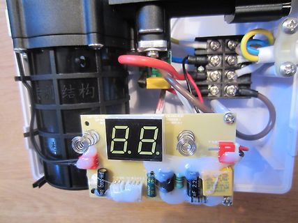 Elektronikmodul mit 7-Segment-Anzeige und Verdrahtung