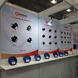 Messestand von Hottech Semiconductor mit Bauteil-Displays