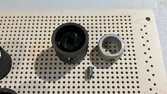 Mechanische Bauteile auf Lochrasterplatte