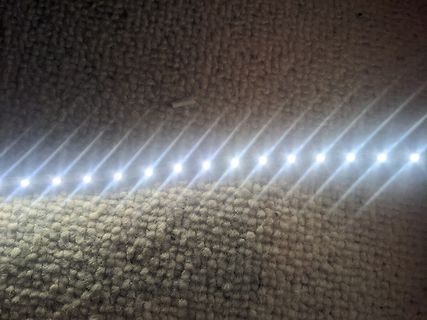 LED-Streifen auf Teppichboden