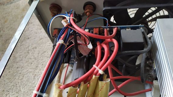 Innenansicht eines Netzteils mit Kabeln und Bauteilen