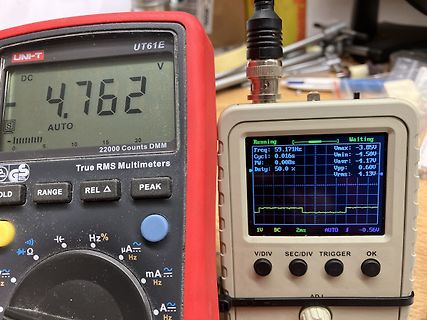 Digitalmultimeter und Oszilloskop auf einem Arbeitstisch