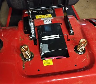 Batterie und Komponenten eines Rasenmähers
