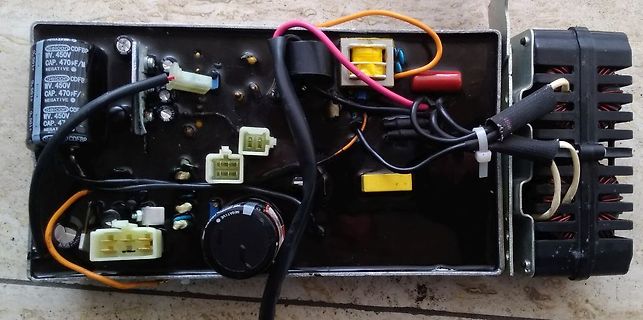 Offene Elektronikplatine mit Kondensatoren und Kabeln