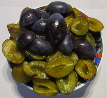Schale mit Pflaumen